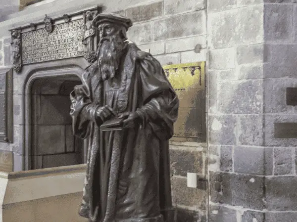 Robet Knox Statue St Giles Cathedral Edinburgh