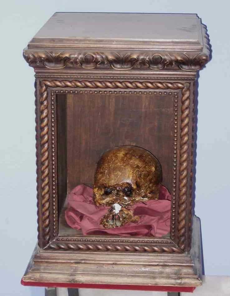 Theft of Skull of Pope Benedict XIII Papa Luna modern day body snatching