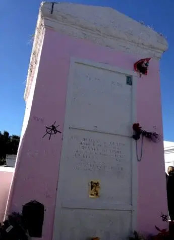 Pink grave of Maria Laveau